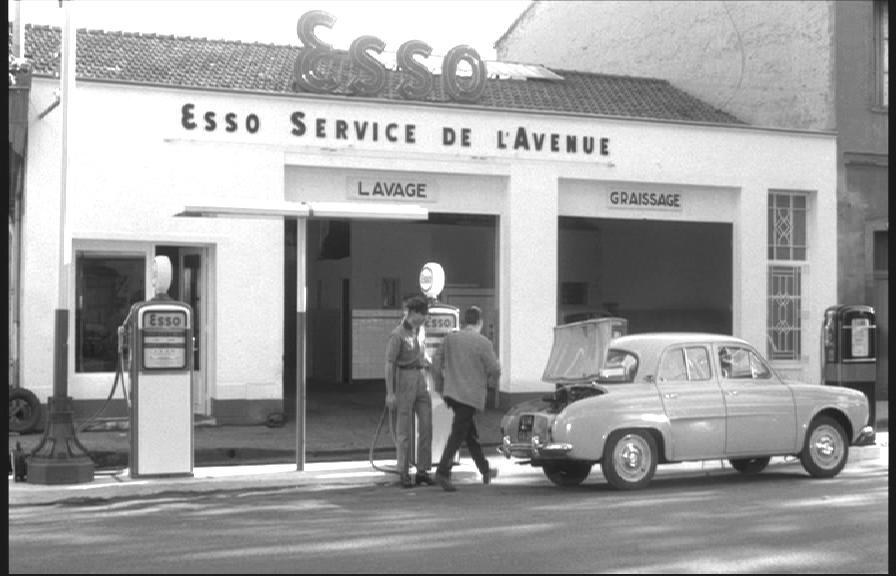 Garage Esso et Renault Dauphine